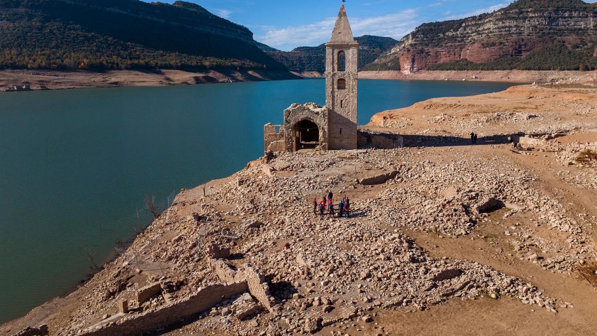 Normalerweise von Wasser bedeckt: Eine Kirche und die Überreste eines alten Dorfes im Stausee von Sau in Spanien.