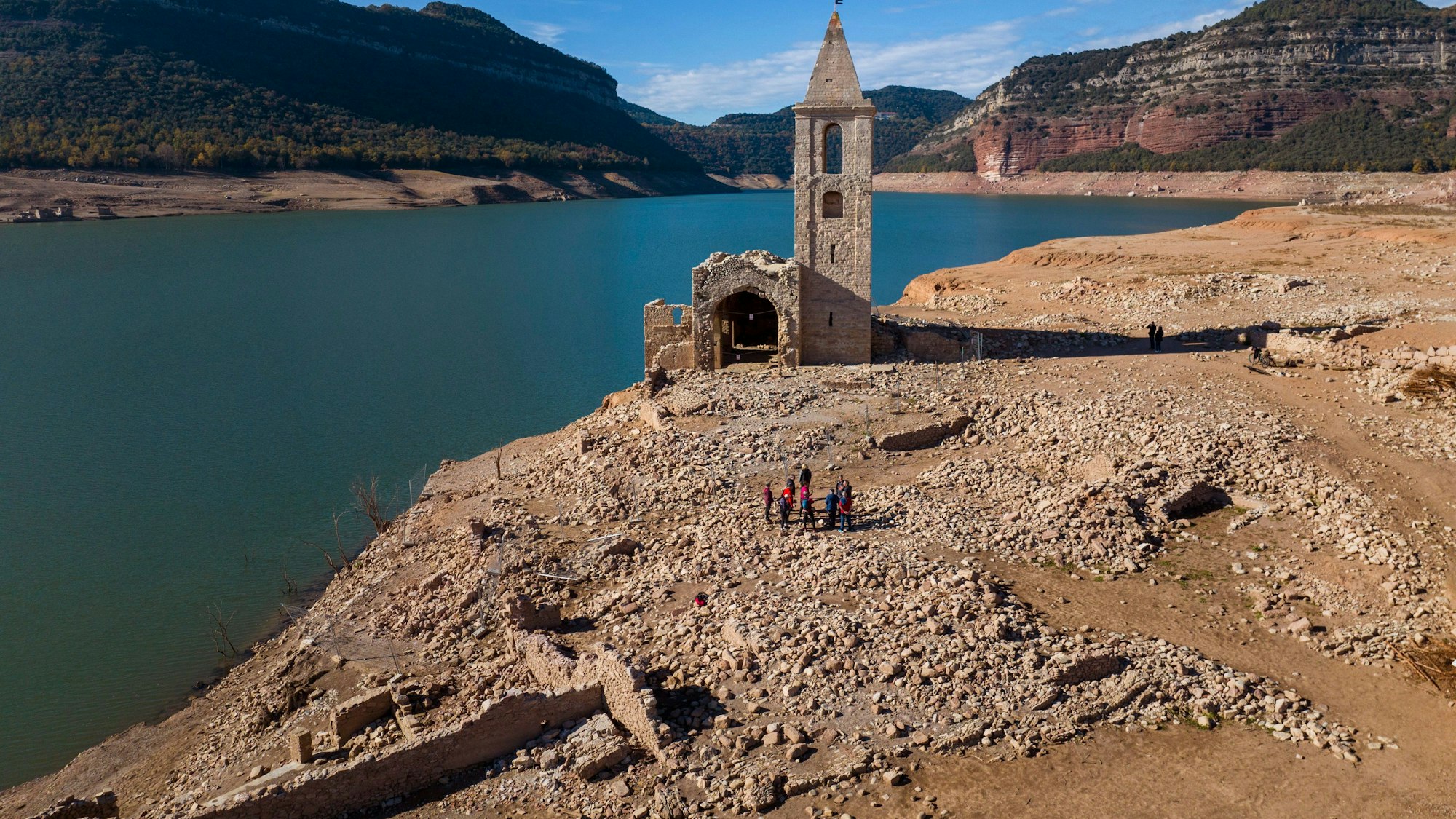 Normalerweise von Wasser bedeckt: Eine Kirche und die Überreste eines alten Dorfes im Stausee von Sau in Spanien.