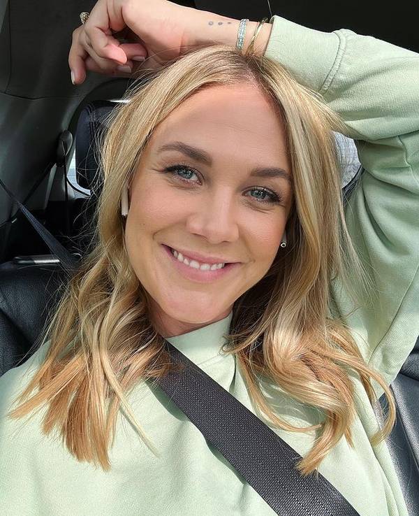 Alina Merkau lächelt für ein Selfie in die Kamera.