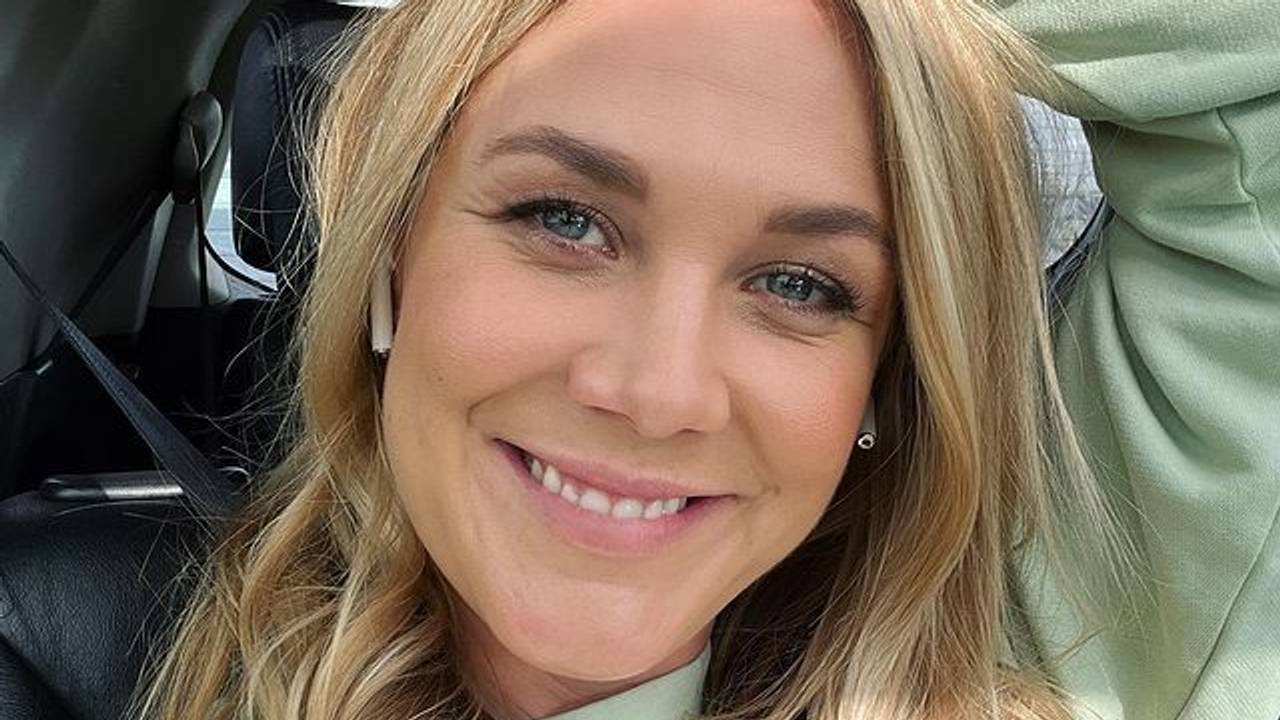 Alina Merkau lächelt für ein Selfie in die Kamera.