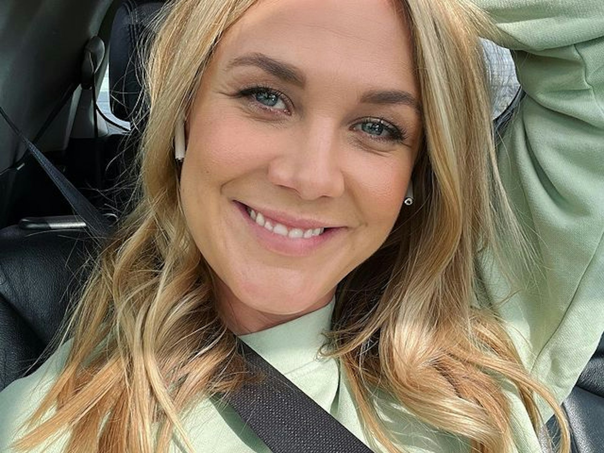 Alina Merkau lächelt für ein Selfie in die Kamera.