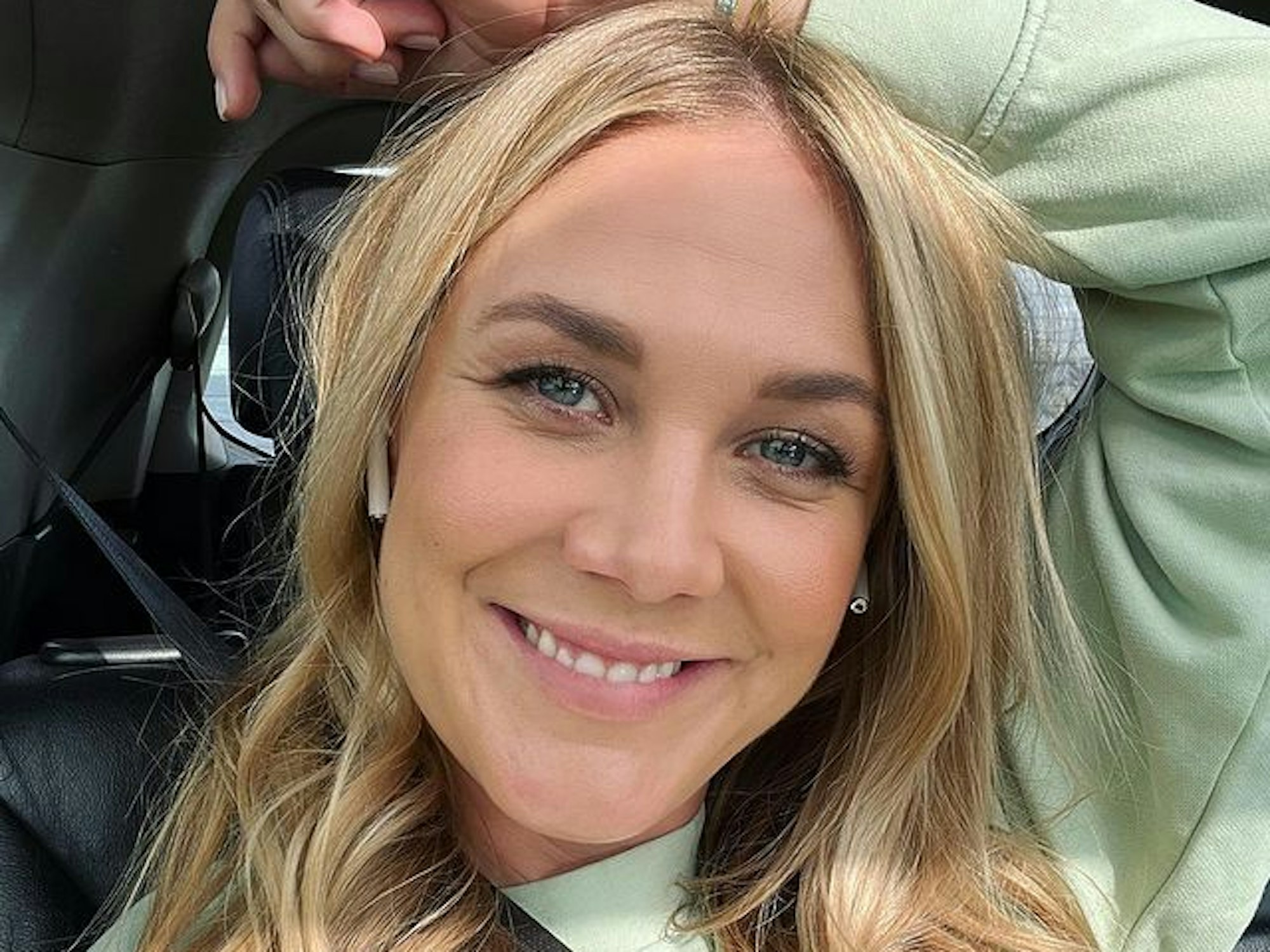 Ailna Merkau sitzt im Auto.