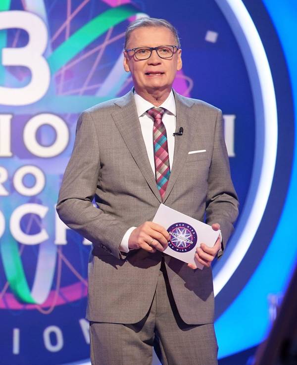 Moderator Günther Jauch steht in der Kulisse der RTL-Quizshow „Wer wird Millionär“?