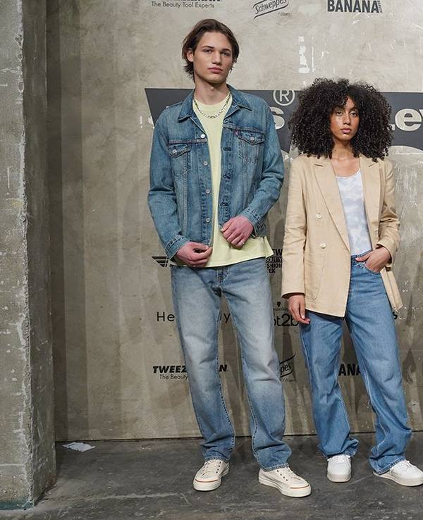 Models zeigen Kreationen von Levis im Rahmen der About You Fashion Week im Kraftwerk in der Köpenicker Straße.