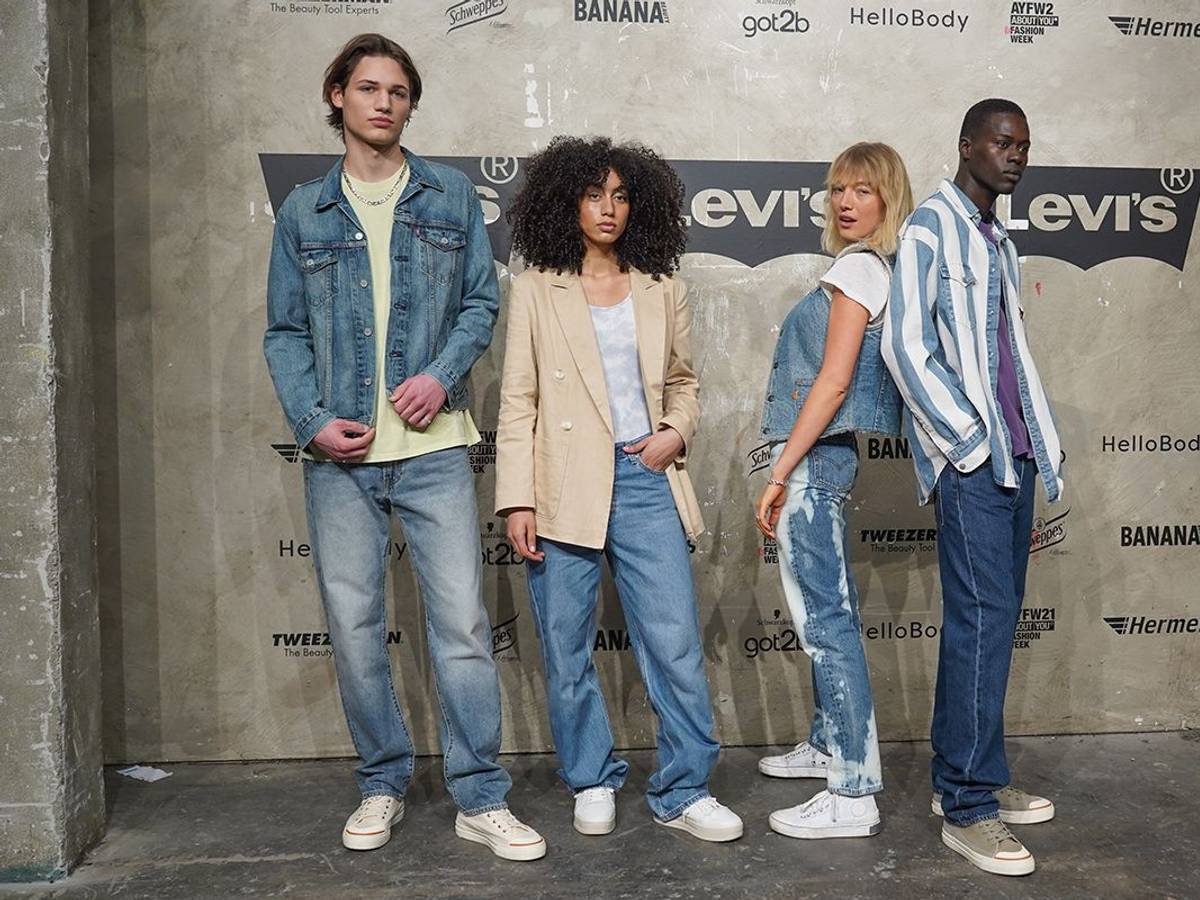 Models zeigen Kreationen von Levis im Rahmen der About You Fashion Week im Kraftwerk in der Köpenicker Straße.