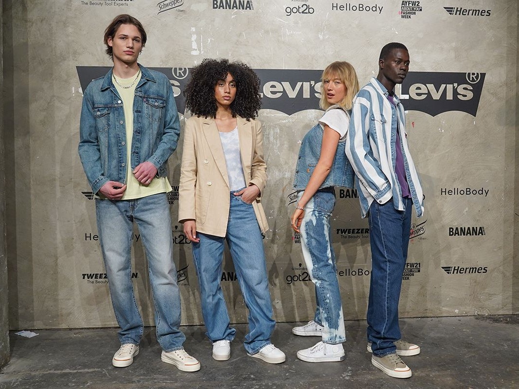 Models zeigen Kreationen von Levis im Rahmen der About You Fashion Week im Kraftwerk in der Köpenicker Straße.