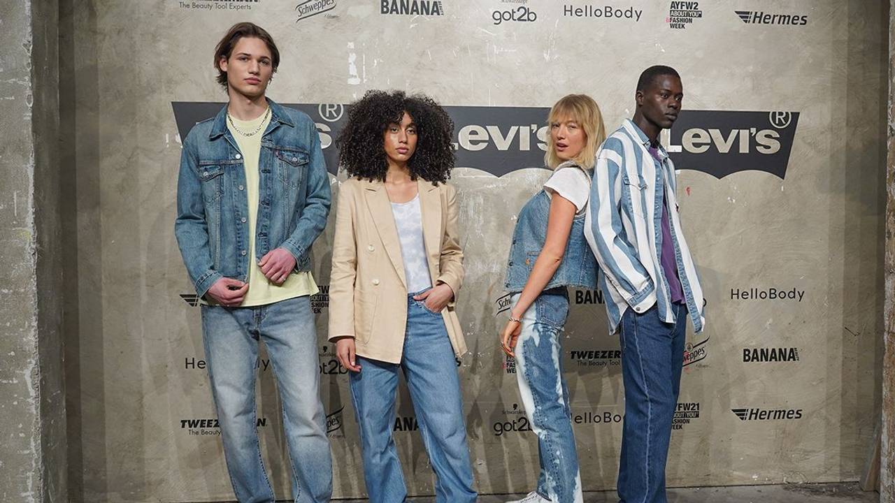 Models zeigen Kreationen von Levis im Rahmen der About You Fashion Week im Kraftwerk in der Köpenicker Straße.