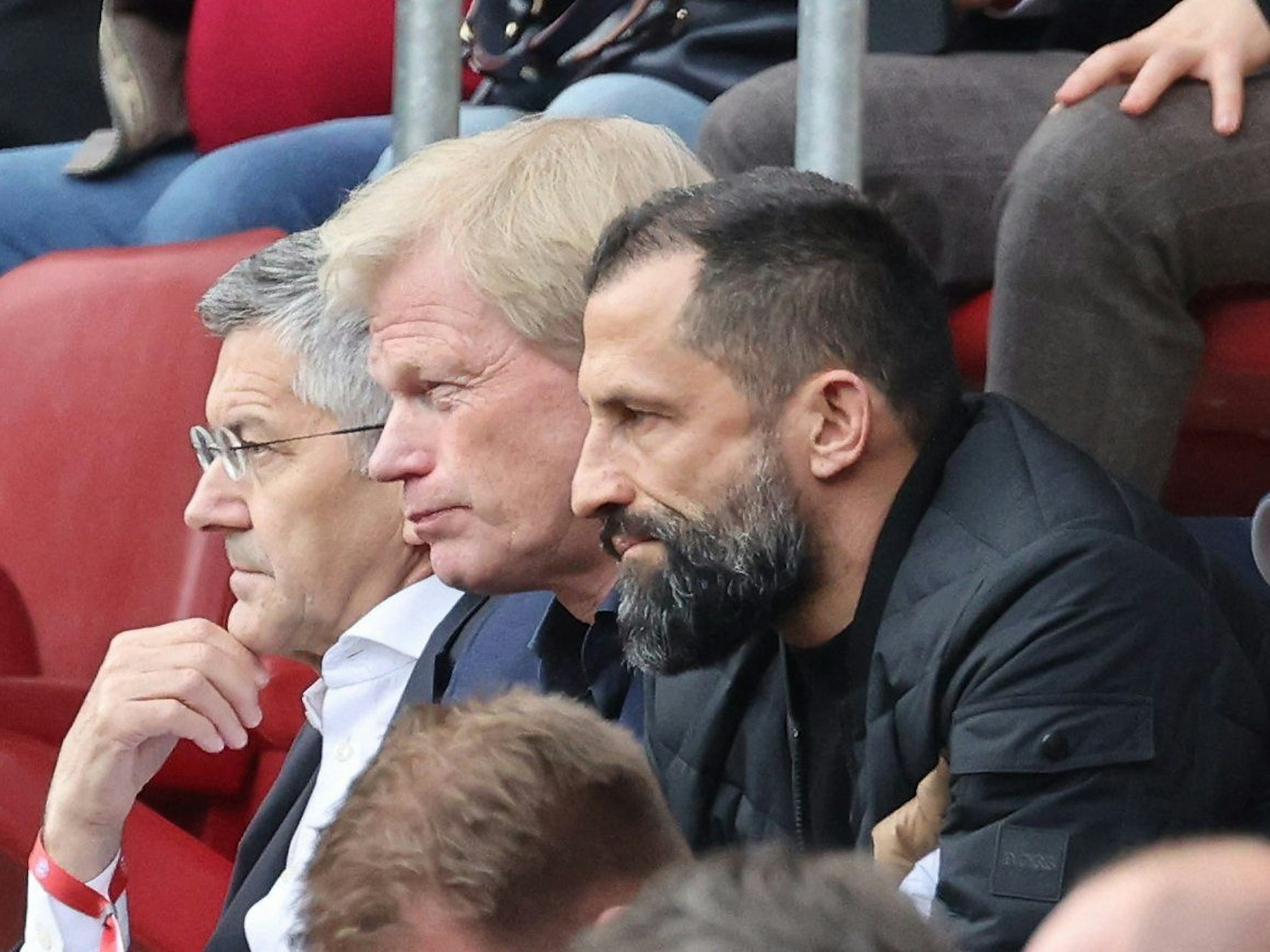 Oliver Kahn und Hasan Salihamidzic sitzen auf der Tribüne.