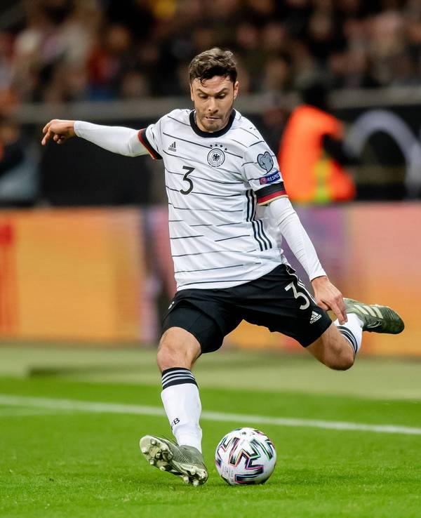 Jonas Hector flankt beim Länderspiel Deutschland gegen Nordirland.
