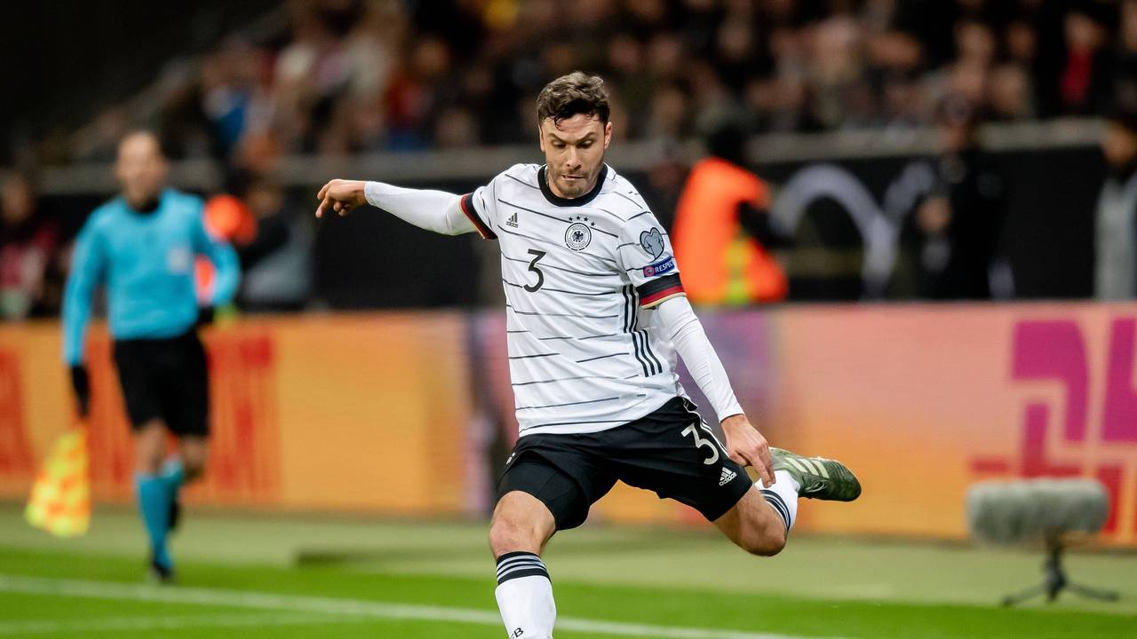 Jonas Hector flankt beim Länderspiel Deutschland gegen Nordirland.