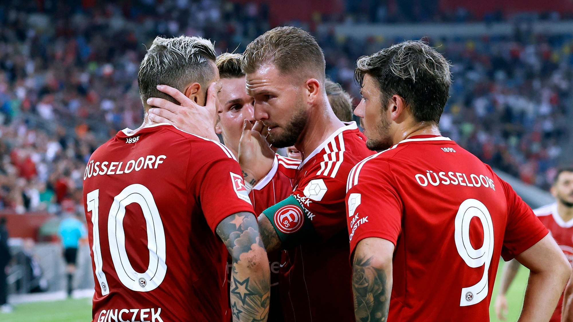 Daniel Ginczek, Andre Hoffmann und Dawid Kownacki jubeln über ein Tor im Spiel gegen Jahn Regensburg.