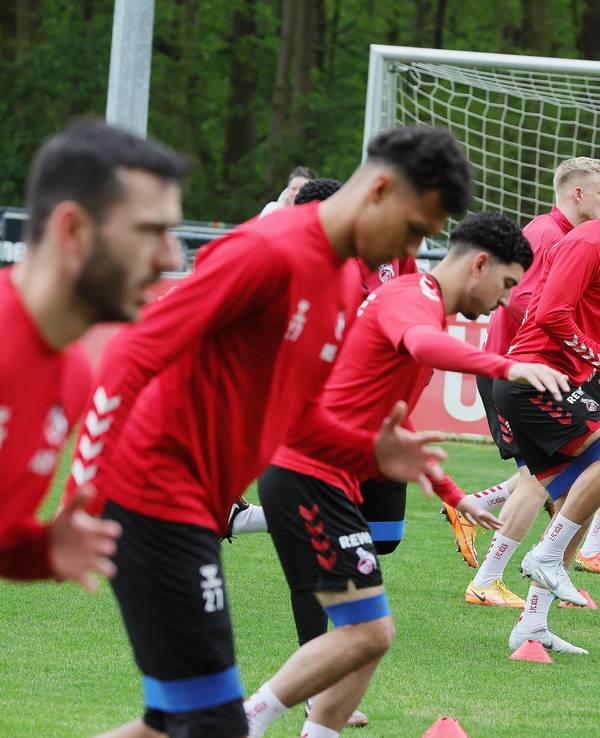 Sebastian Andersson wärmt sich beim 1. FC Köln fürs Mannschaftstraining auf.