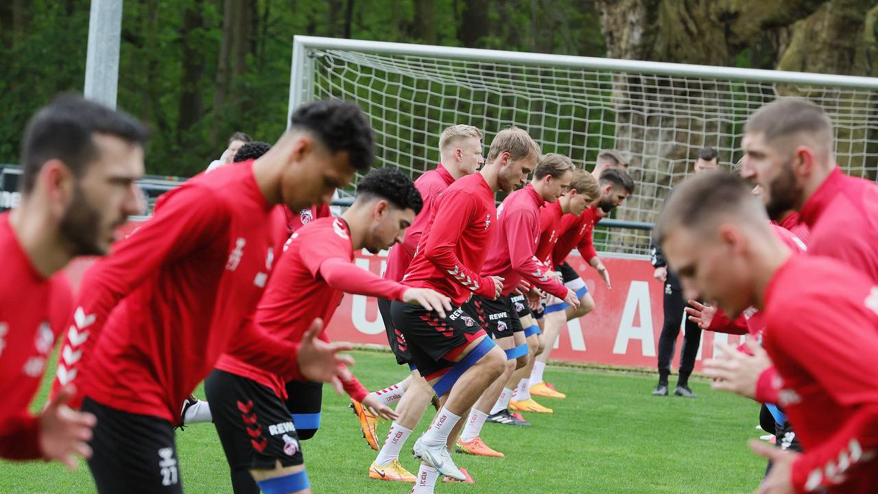 Sebastian Andersson wärmt sich beim 1. FC Köln fürs Mannschaftstraining auf.