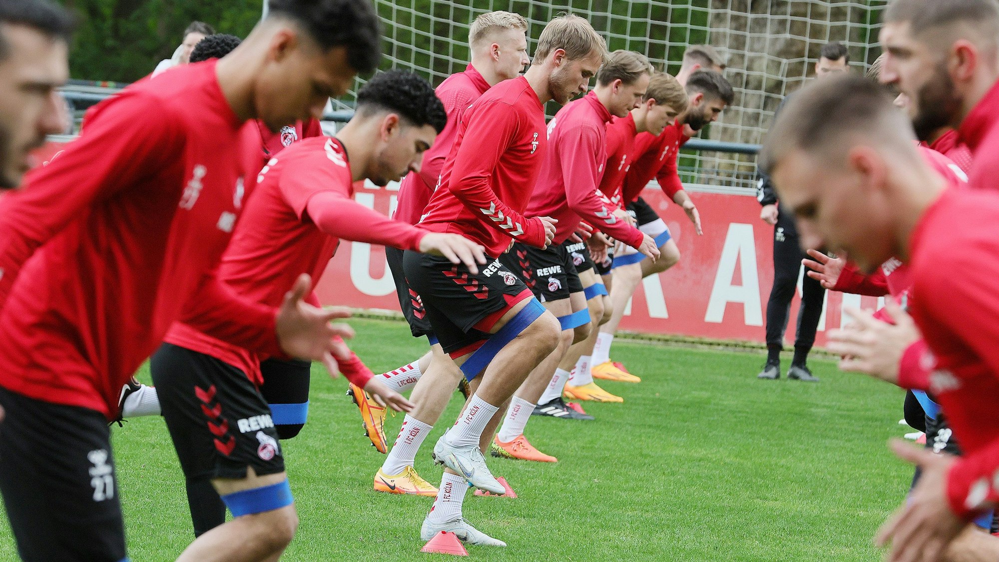 Sebastian Andersson wärmt sich beim 1. FC Köln fürs Mannschaftstraining auf.