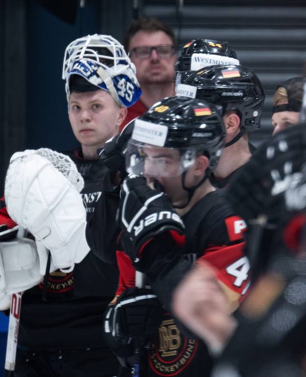 Deutschlands Torhüter Tobias Ancicka (l) nach dem Spiel hinter seiner Mannschaft.