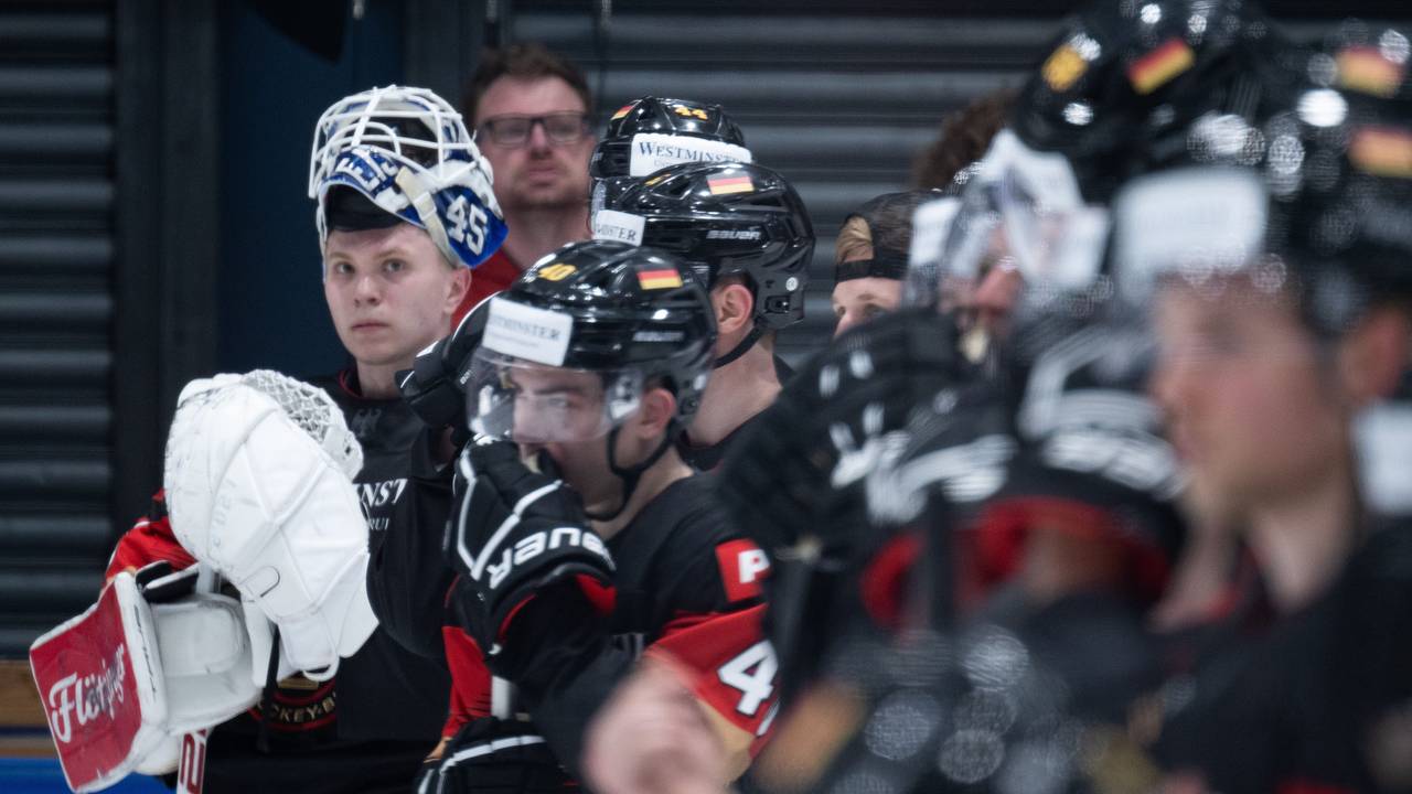 Deutschlands Torhüter Tobias Ancicka (l) nach dem Spiel hinter seiner Mannschaft.