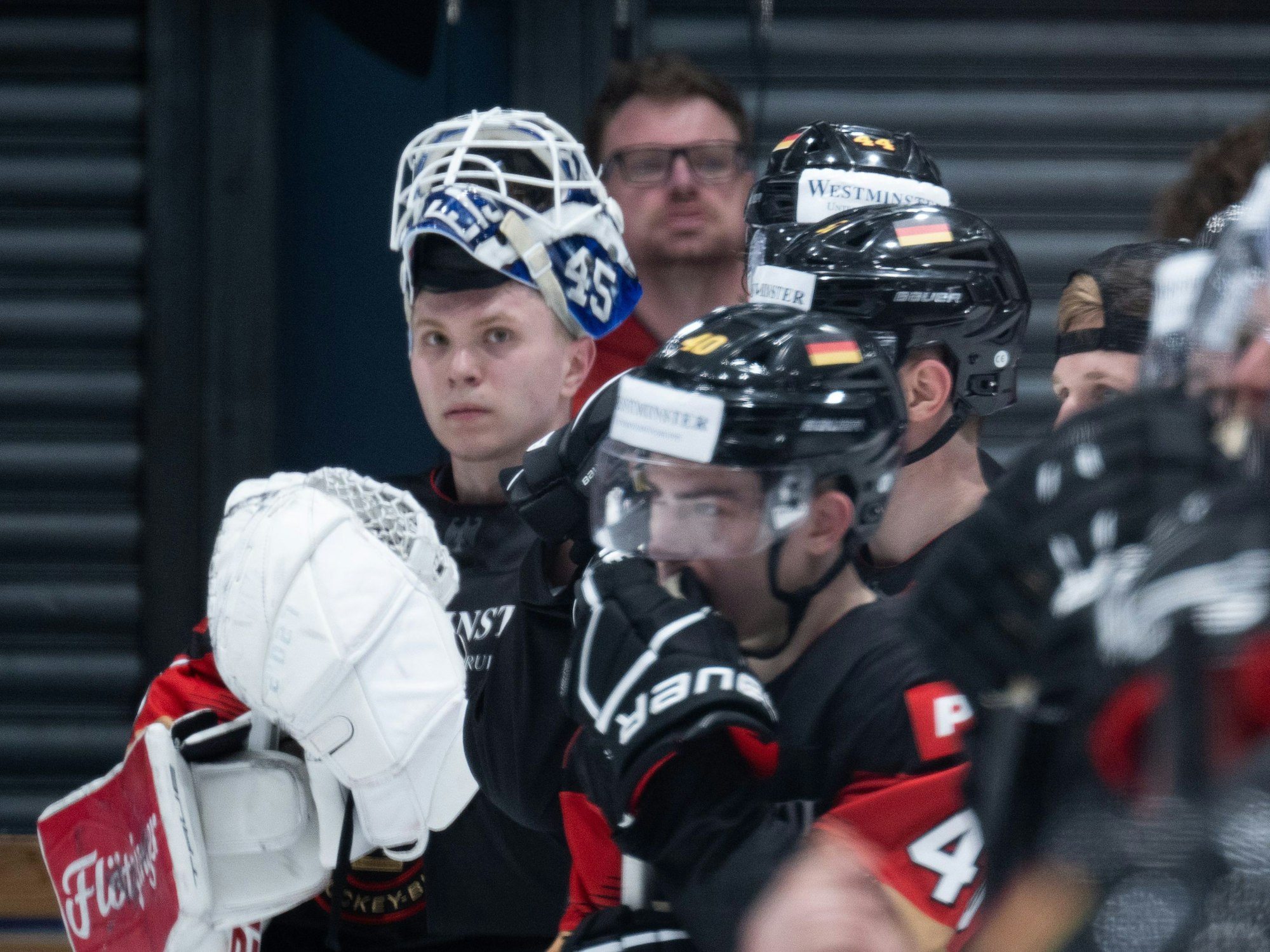 Deutschlands Torhüter Tobias Ancicka (l) nach dem Spiel hinter seiner Mannschaft.