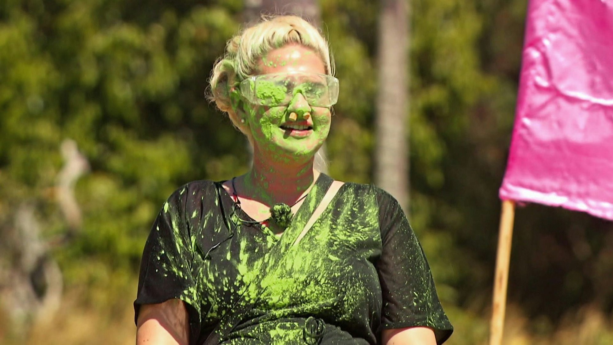 Sarah Knappik hat grünen Schleim im Gesicht.