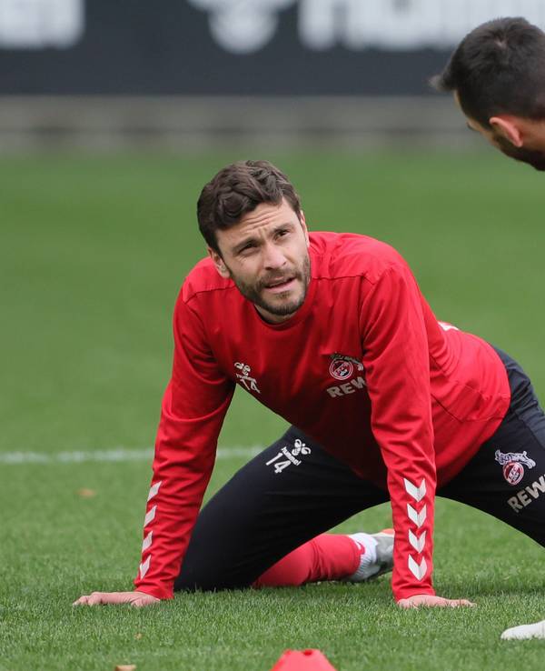 Jonas Hector wärmt sich beim 1. FC Köln fürs Mannschaftstraining auf.