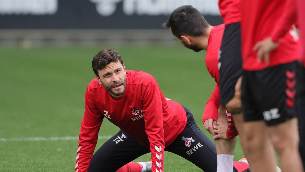 Jonas Hector wärmt sich beim 1. FC Köln fürs Mannschaftstraining auf.