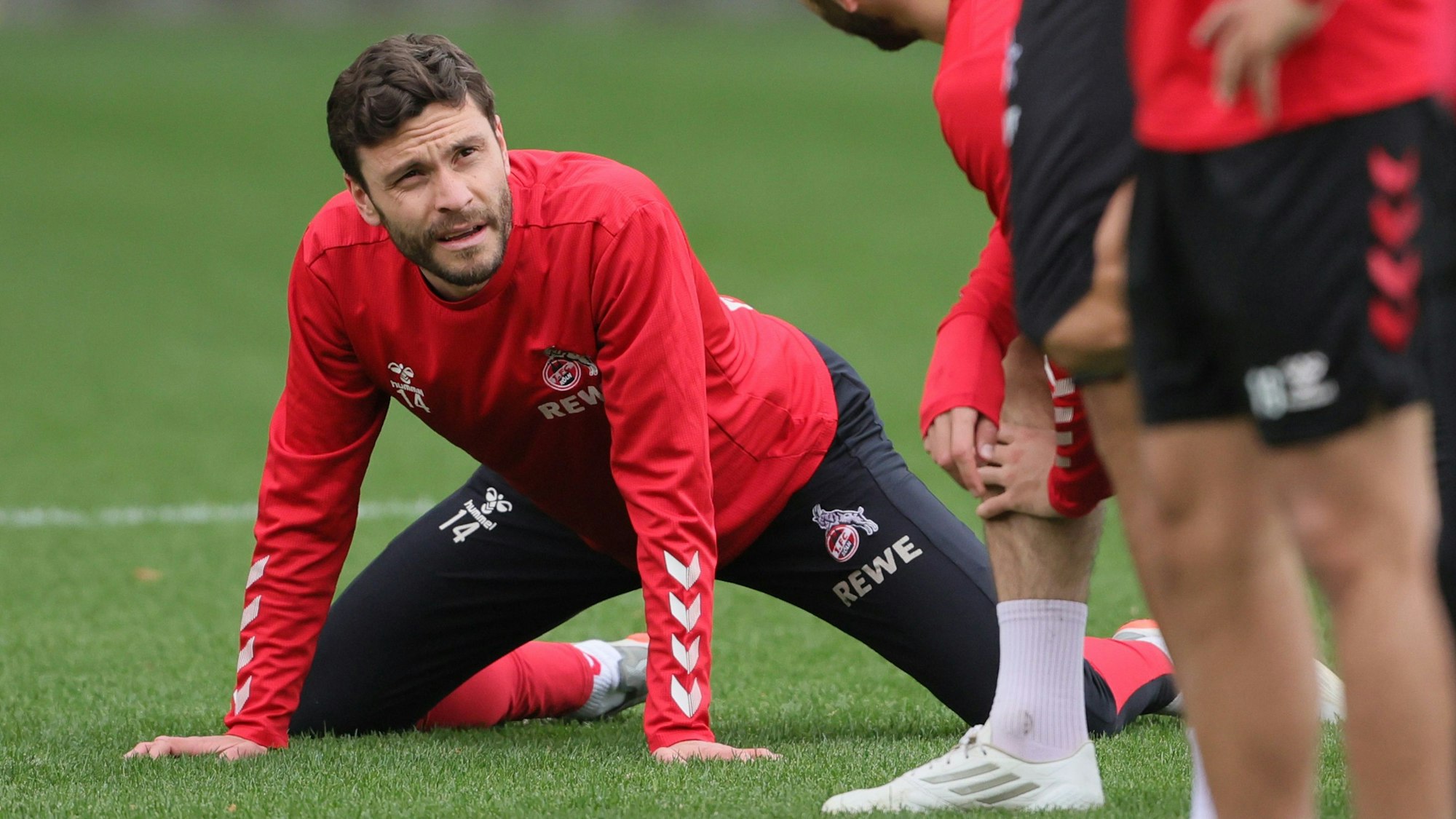 Jonas Hector wärmt sich beim 1. FC Köln fürs Mannschaftstraining auf.