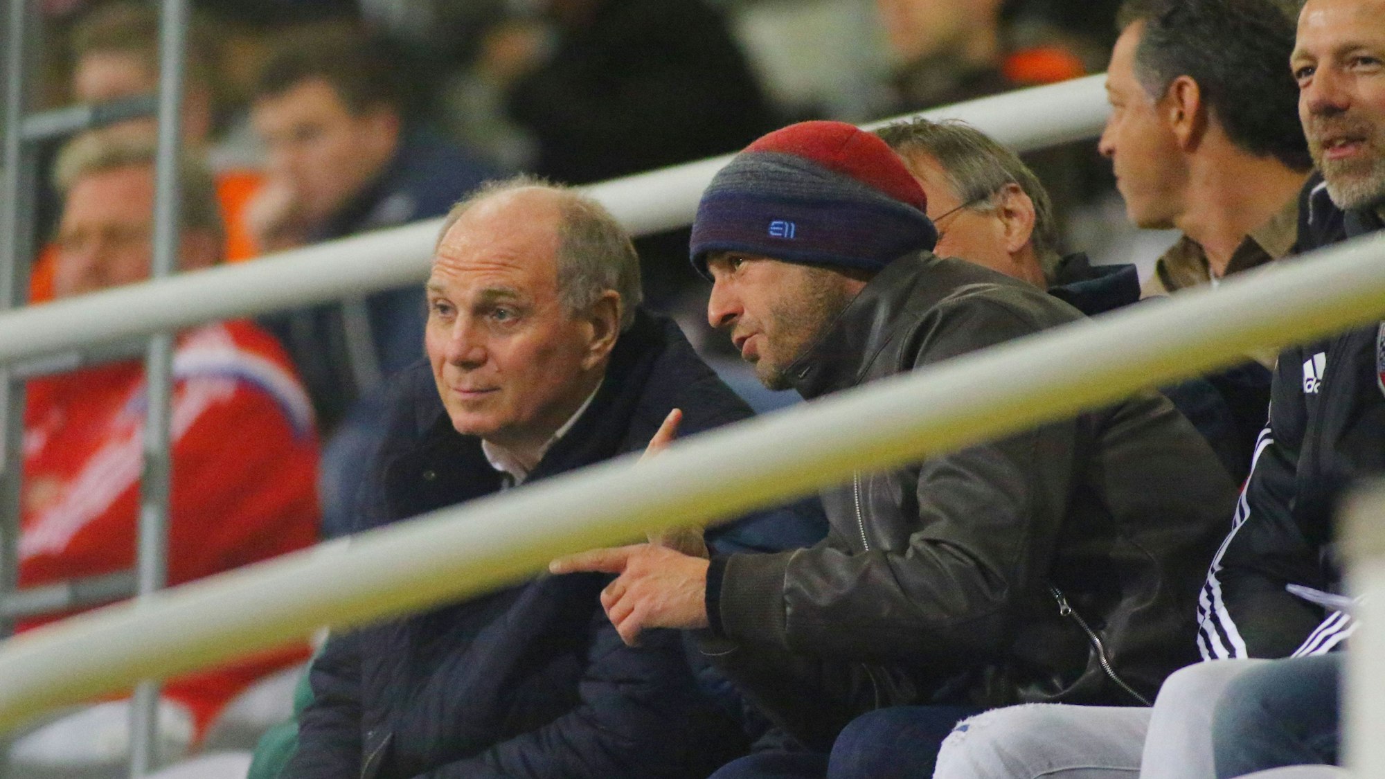 Uli Hoeneß (l.) und Mehmet Scholl auf einer Stadiontribüne im Gespräch.