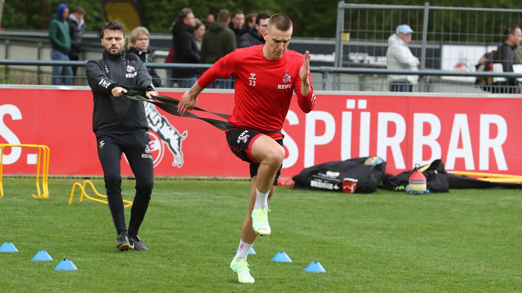 Florian Dietz absolviert beim 1. FC Köln ein Reha-Training.