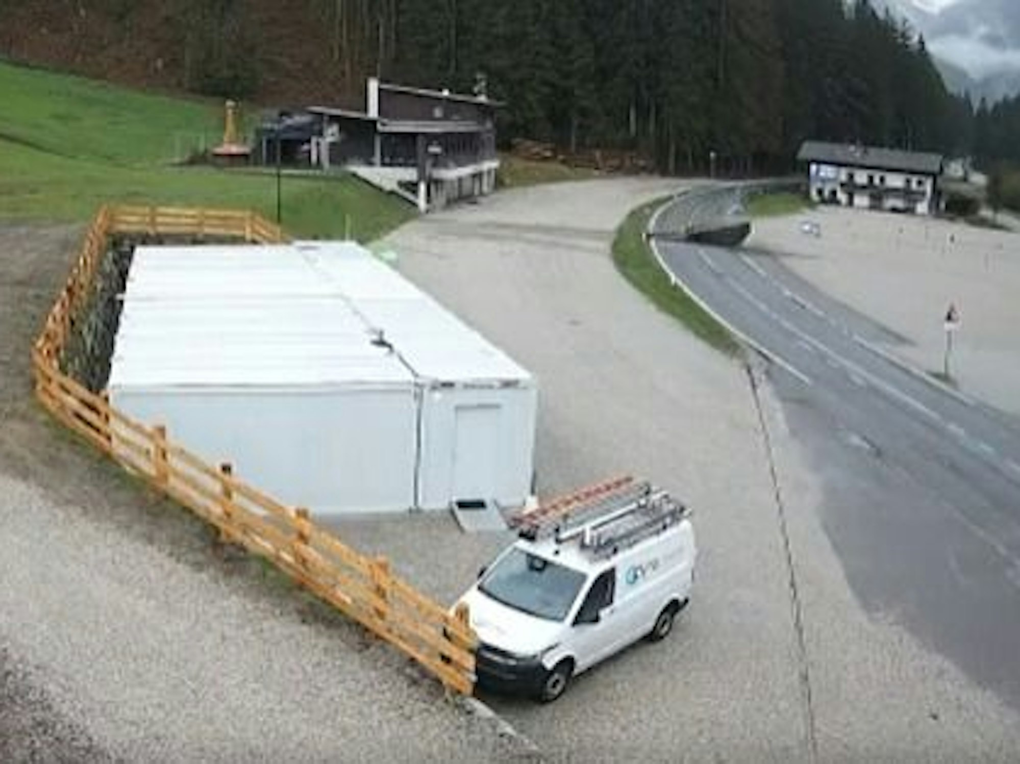 Ein Screenshot eines Videos, das einen Felsen zeigt, wie er auf die Straße rollt.