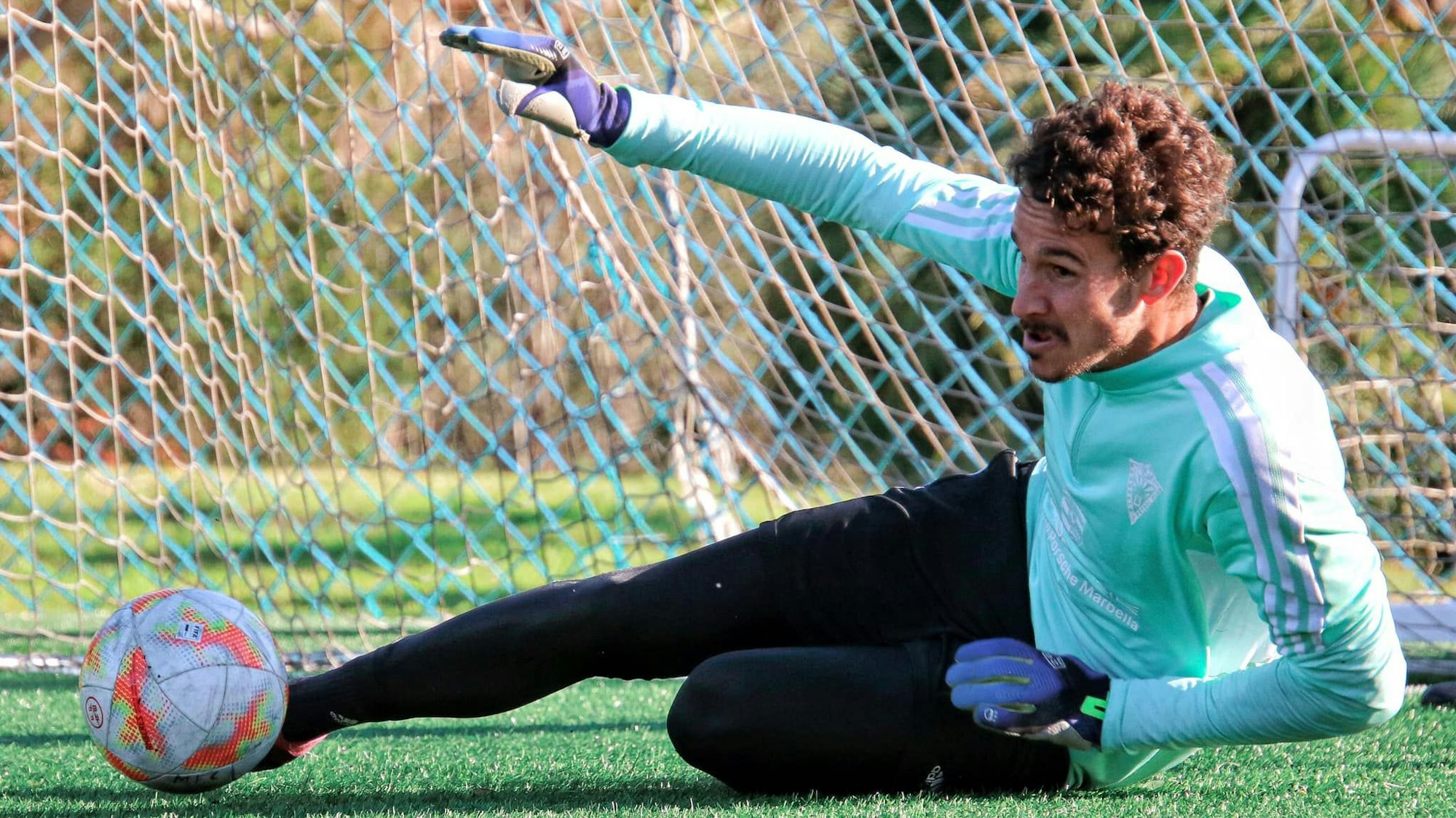 Torwart Alberto Lejárraga parriert im Training einen Schuss.