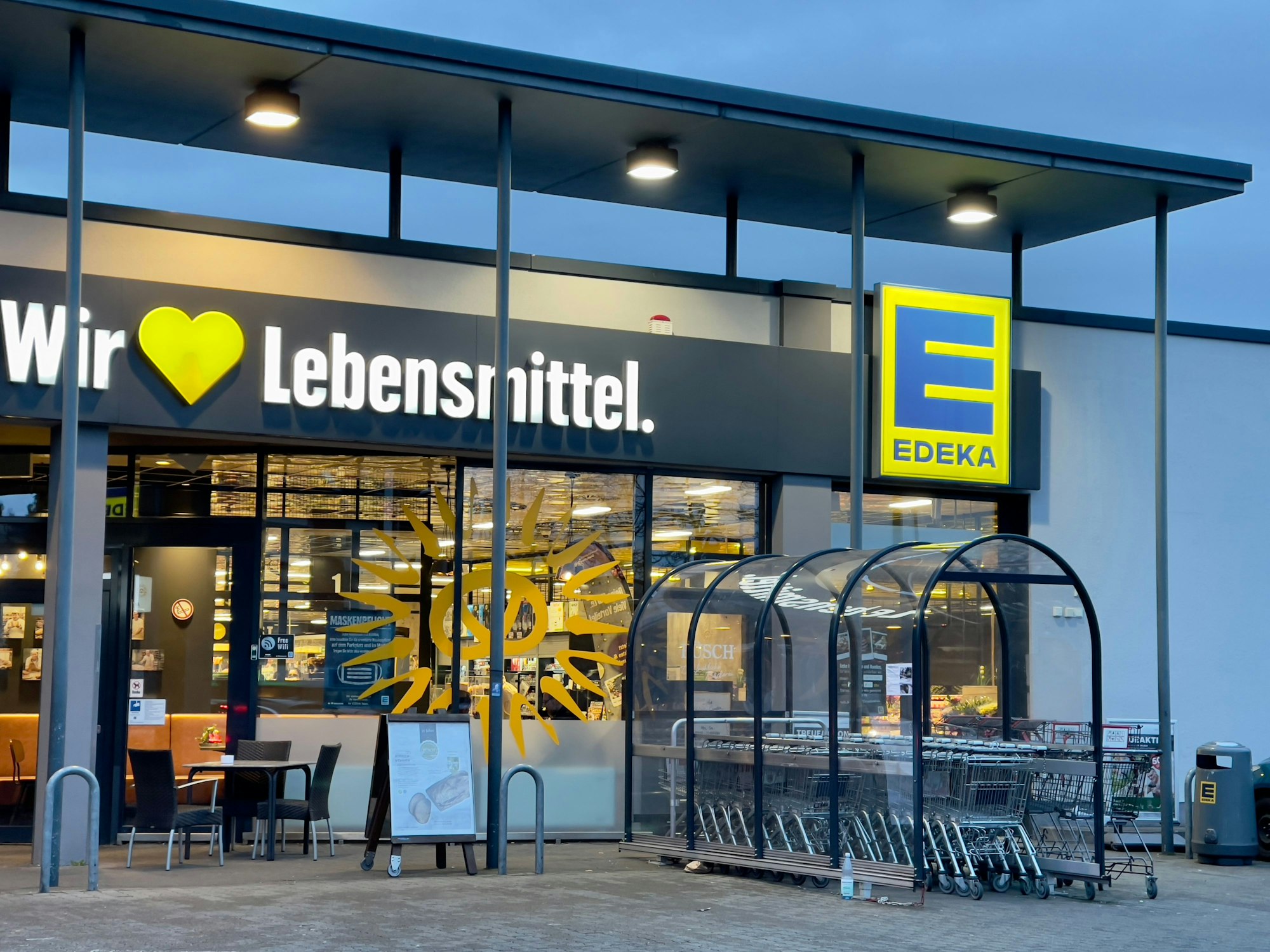 Ein Edeka-Markt in Frechen Königsdorf am 16. März 2022.