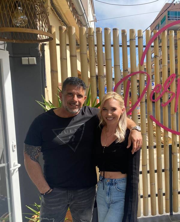„Goodbye Deutschland“- Auswanderer Marco Gülpen mit seiner Ehefrau Tamara Gülpen vor dem Bar-Schild Despacito