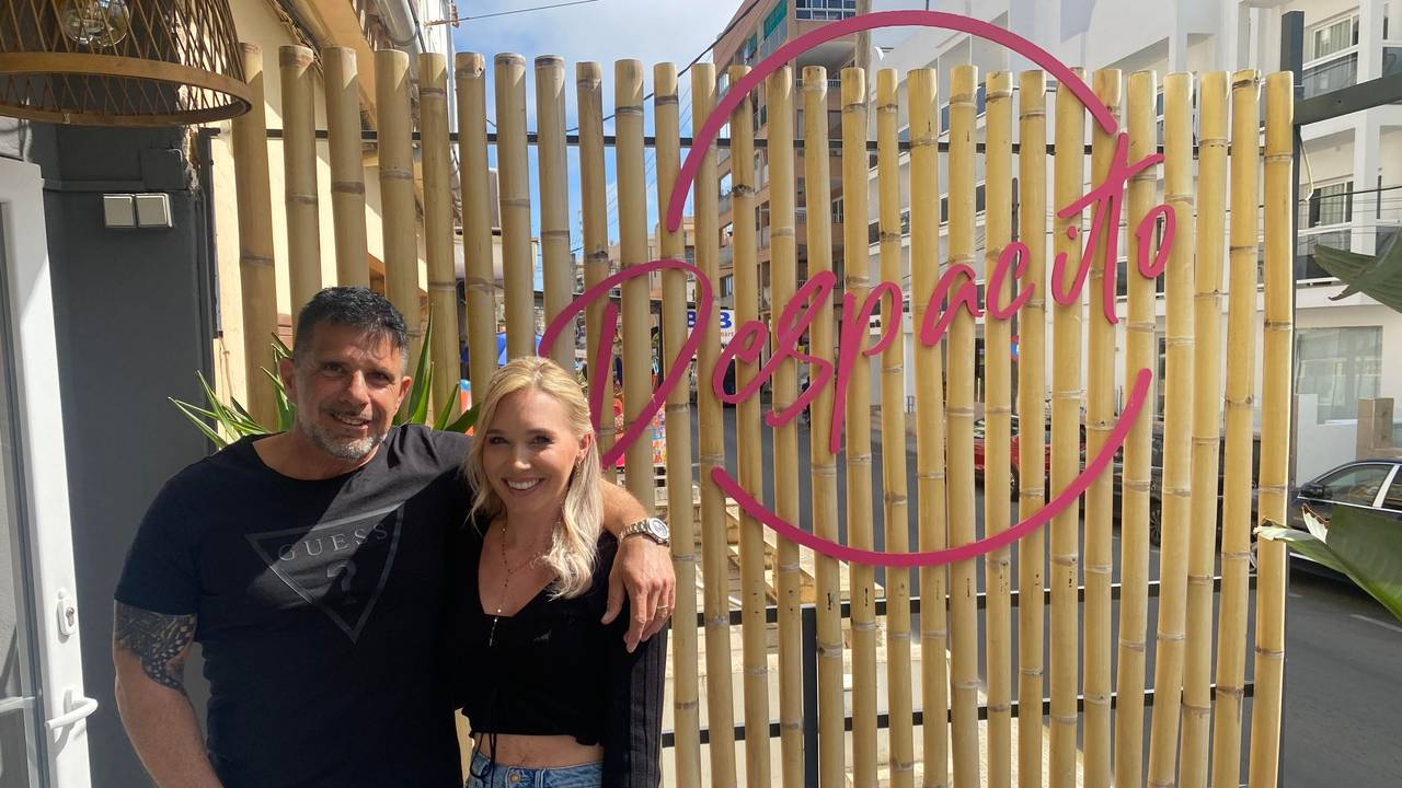 „Goodbye Deutschland“- Auswanderer Marco Gülpen mit seiner Ehefrau Tamara Gülpen vor dem Bar-Schild Despacito
