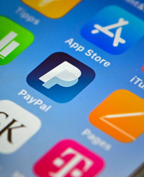 Mit dem digitalen Bezahlsystem EPI sollen Zahlungen europaweit erleichert werden. Mehrere Apps sind auf einem Mobilfunkgerät zu sehen.