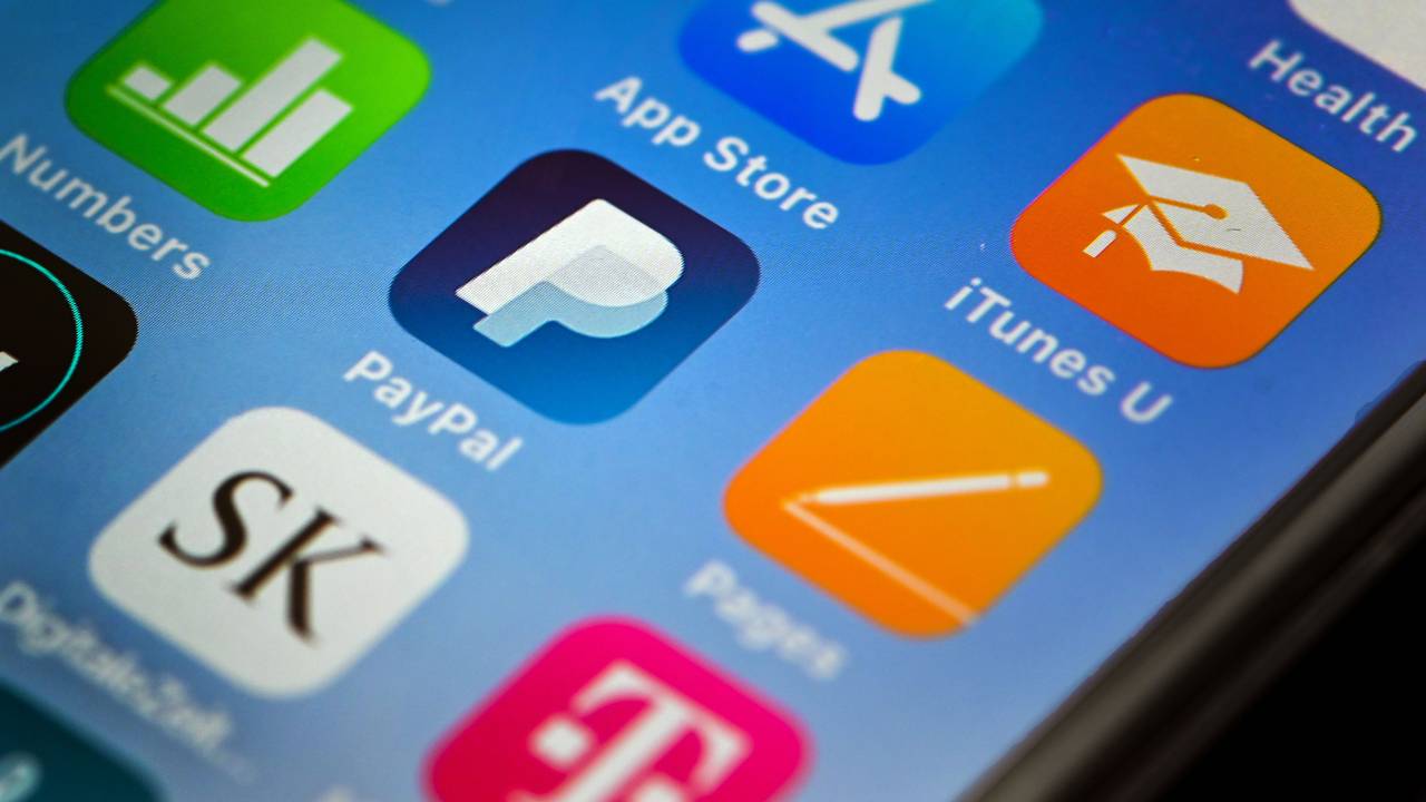 Mit dem digitalen Bezahlsystem EPI sollen Zahlungen europaweit erleichert werden. Mehrere Apps sind auf einem Mobilfunkgerät zu sehen.