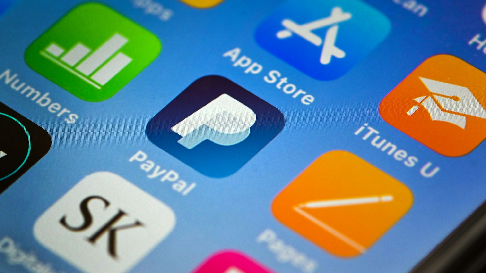 Ein Handy mit dem PayPal-Logo. Ein 66-Jähriger aus Hückeswagen ist Opfer einer Phishing-Masche geworden.