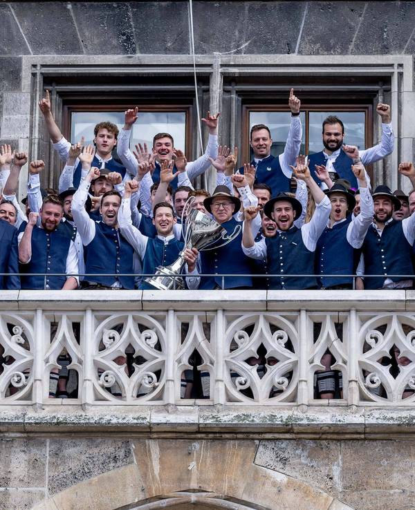 Der deutsche Eishockey-Meister 2023, EHC Red Bull München, feiert auf dem Rathausbalkon in München.