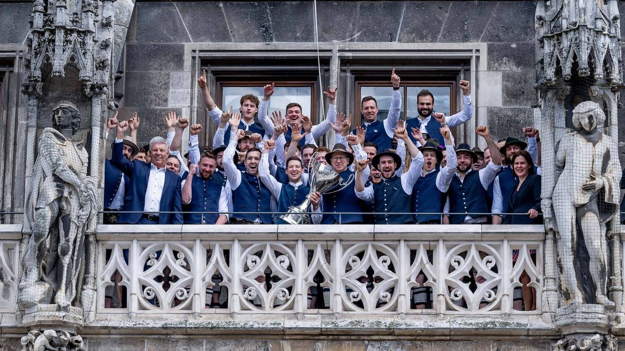 Der deutsche Eishockey-Meister 2023, EHC Red Bull München, feiert auf dem Rathausbalkon in München.