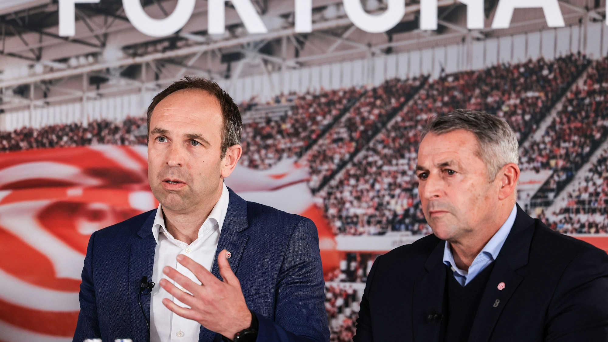 Fortuna-Präsident Alexander Jobst (l.) und Sport-Boss Klaus Allofs beantworten auf der Pressekonferenz die Fragen der Journalisten.