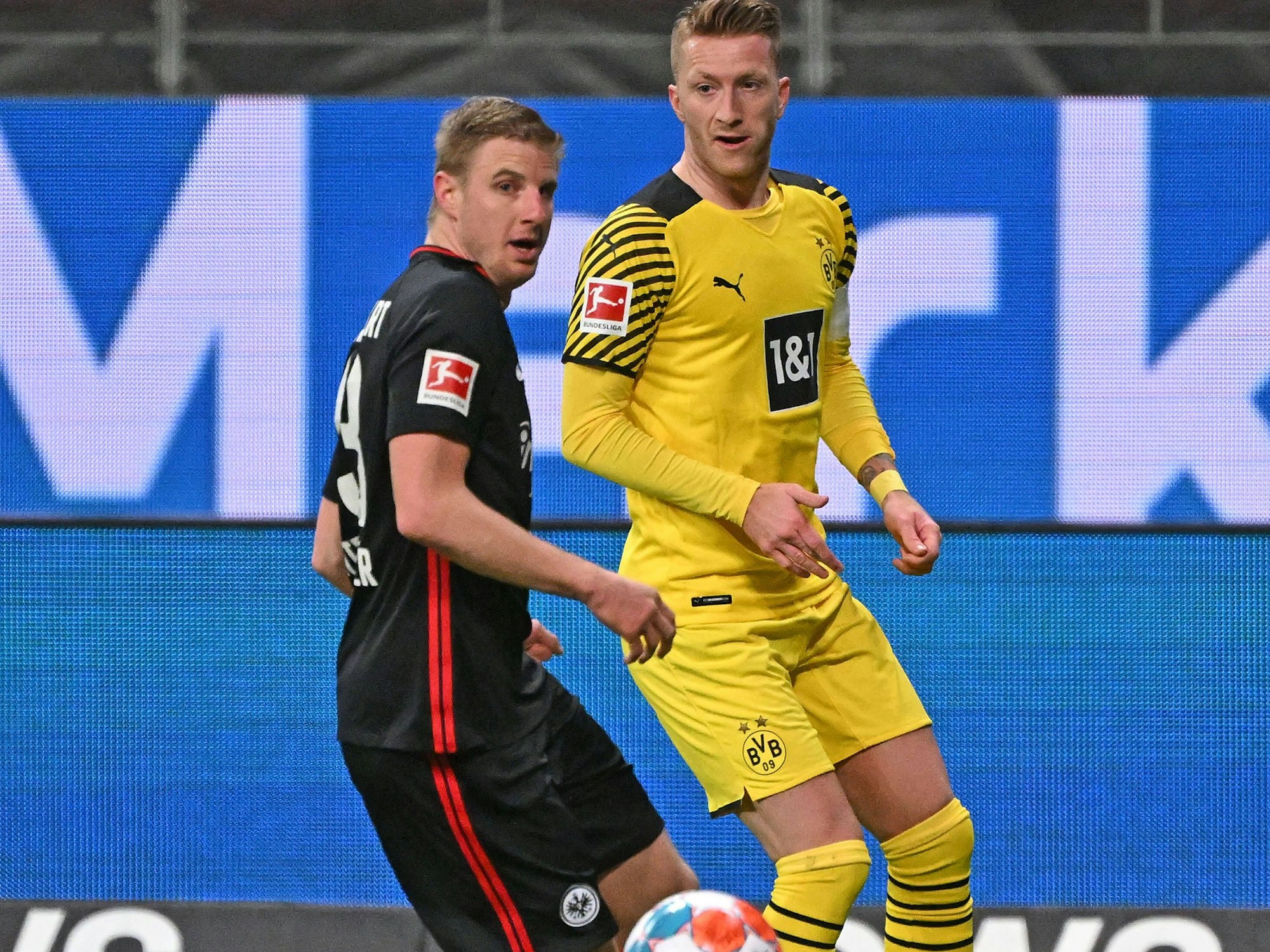 Martin Hinteregger im Zweikampf mit Marco Reus.