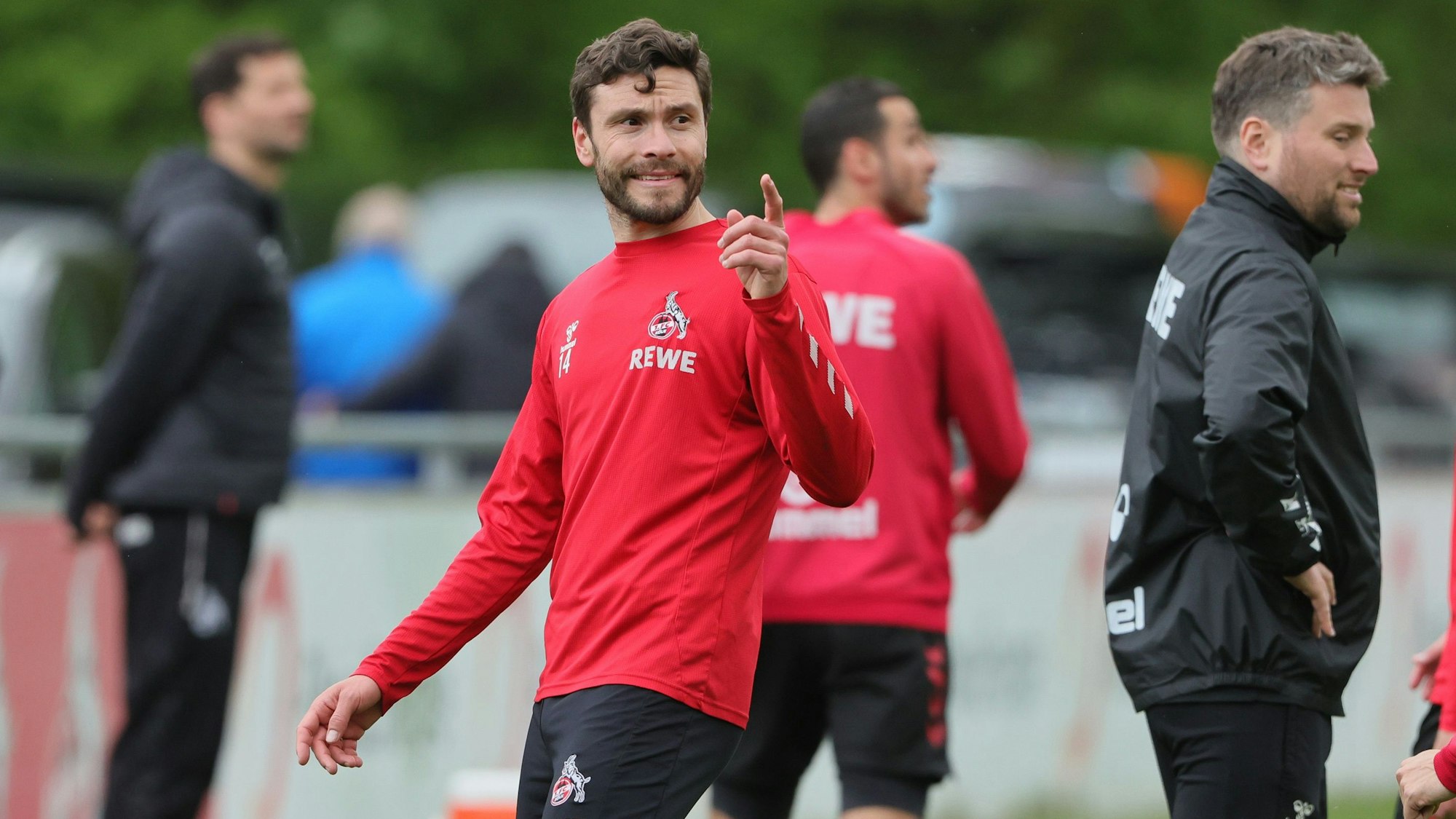 Jonas Hector zeigt beim Mannschaftstraining des 1. FC Köln auf.