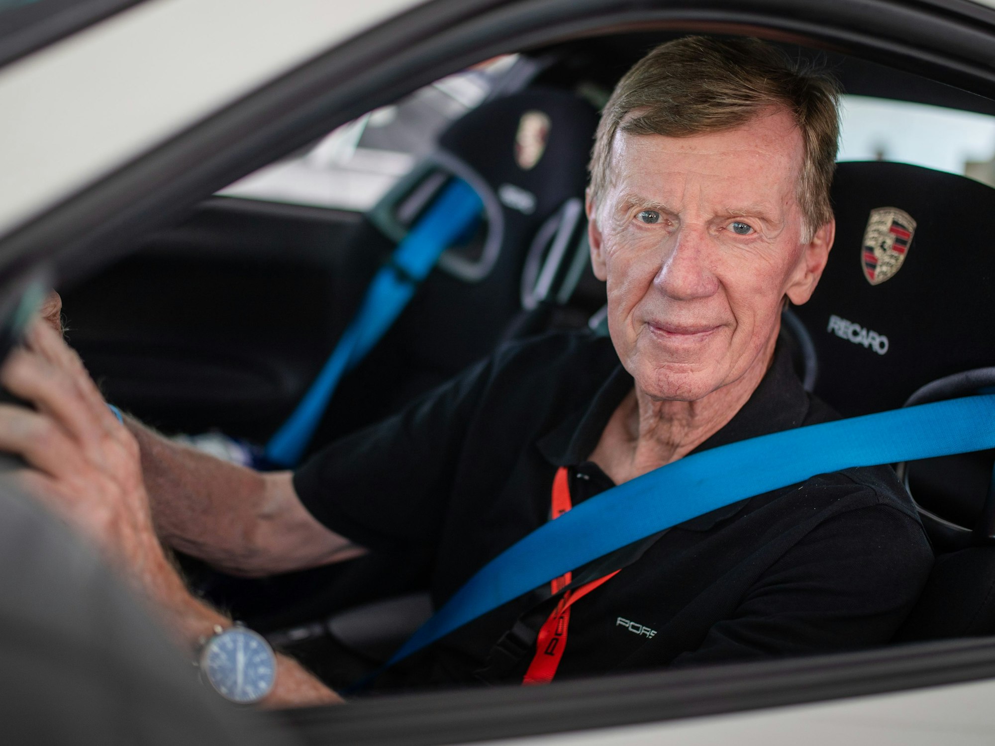 Rallyefahrer Walter Röhrl sitzt beim „Solitude Revival 2022“ in einem Porsche 911 GT3 RS.