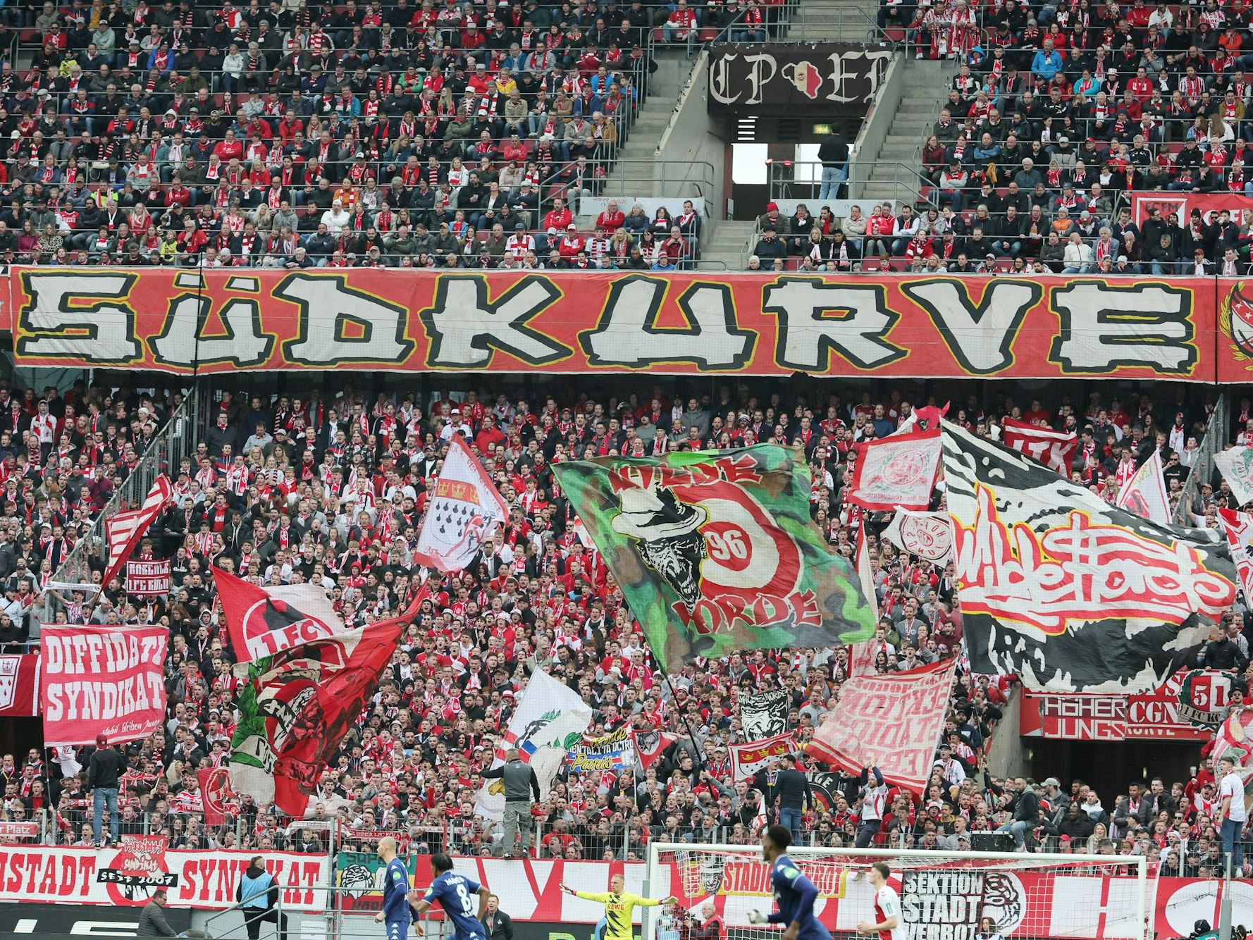 1.FC Köln vs. FSV Mainz 05, 28. Spieltag, 15.04.2023, 15.30 Uhr, Südtribüne (1. FC Köln), Bild: Herbert Bucco