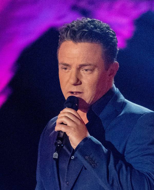 Der deutsche Musiker Stefan Mross steht in der Fernsehshow ·Das große Schlagerjubiläum 2022" in Leipzig auf der Bühne.