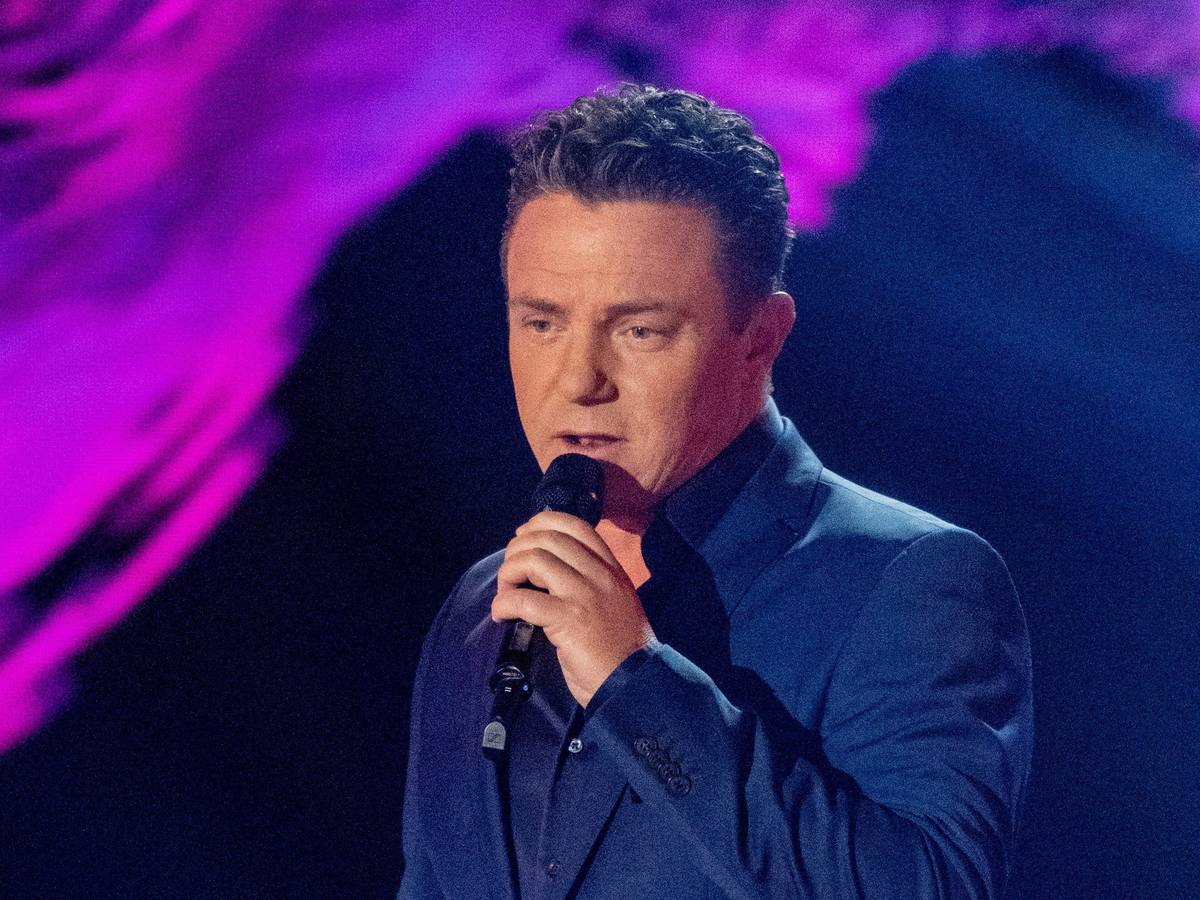 Der deutsche Musiker Stefan Mross steht in der Fernsehshow ·Das große Schlagerjubiläum 2022" in Leipzig auf der Bühne.