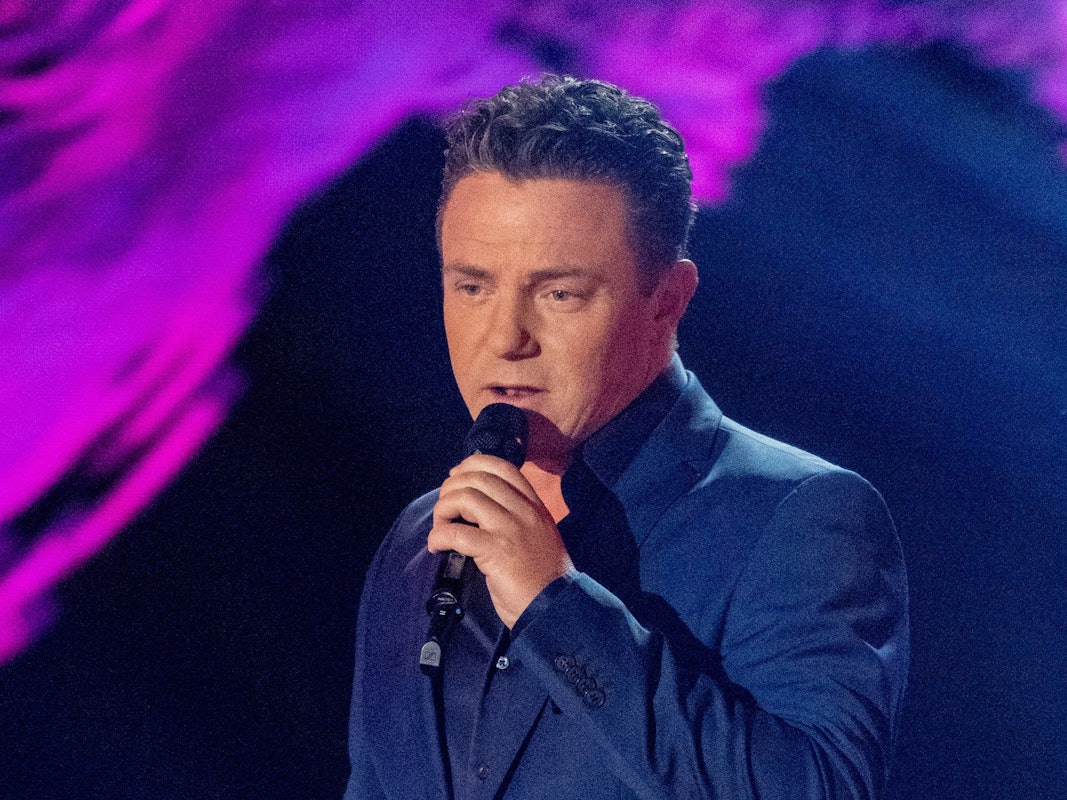 Der deutsche Musiker Stefan Mross steht in der Fernsehshow ·Das große Schlagerjubiläum 2022" in Leipzig auf der Bühne.