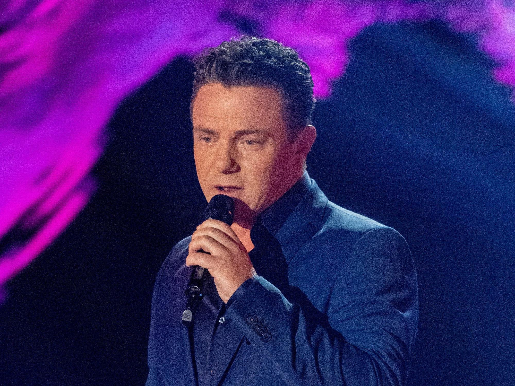 Der deutsche Musiker Stefan Mross steht in der Fernsehshow ·Das große Schlagerjubiläum 2022" in Leipzig auf der Bühne.