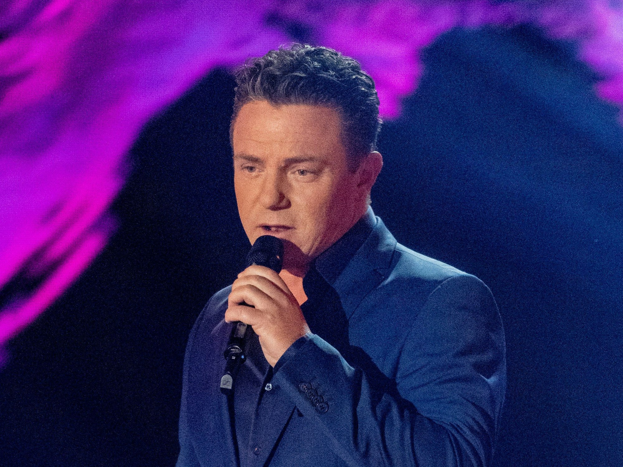 Der deutsche Musiker Stefan Mross steht in der Fernsehshow ·Das große Schlagerjubiläum 2022" in Leipzig auf der Bühne.