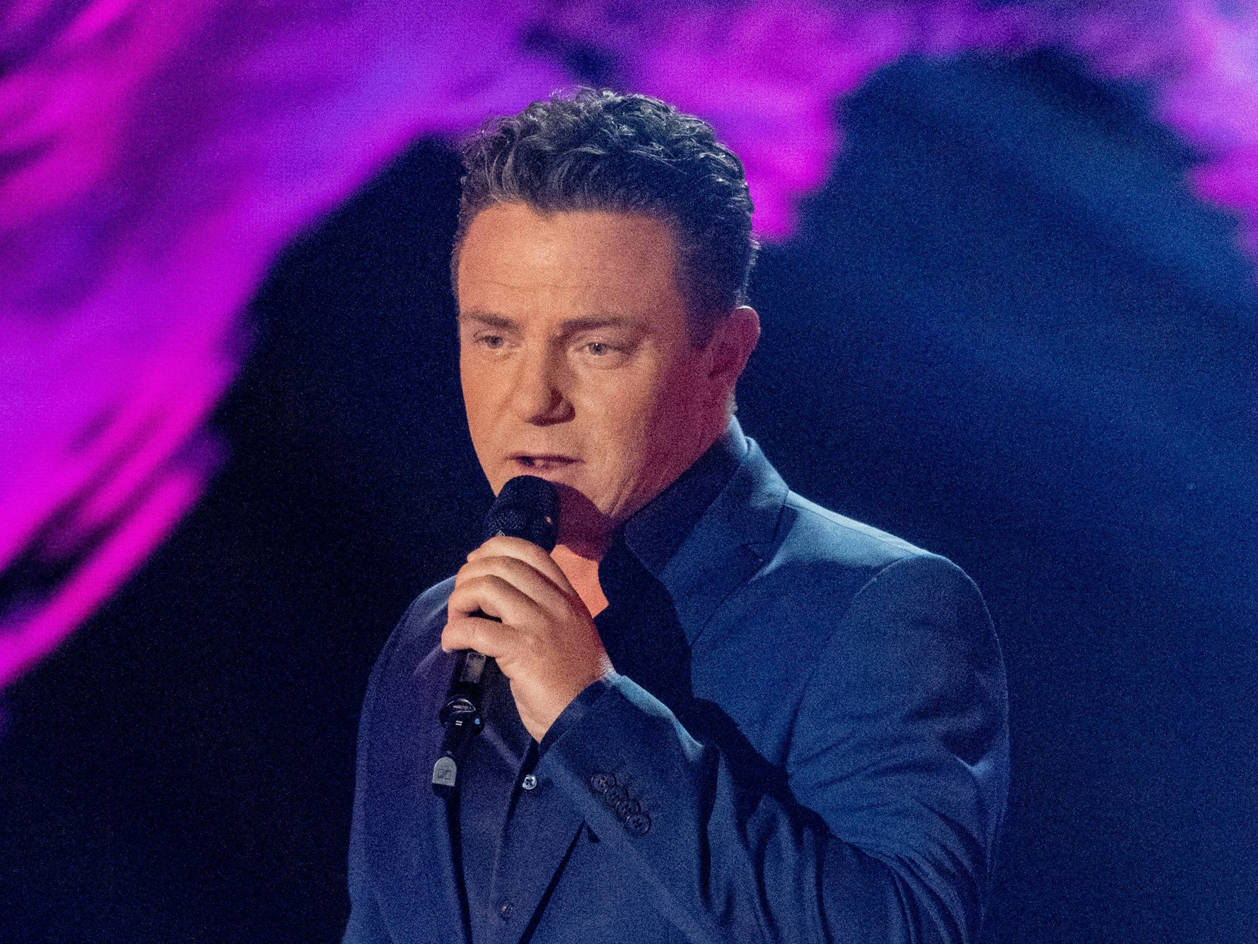 Der deutsche Musiker Stefan Mross steht in der Fernsehshow ·„Das große Schlagerjubiläum 2022“ in Leipzig auf der Bühne.