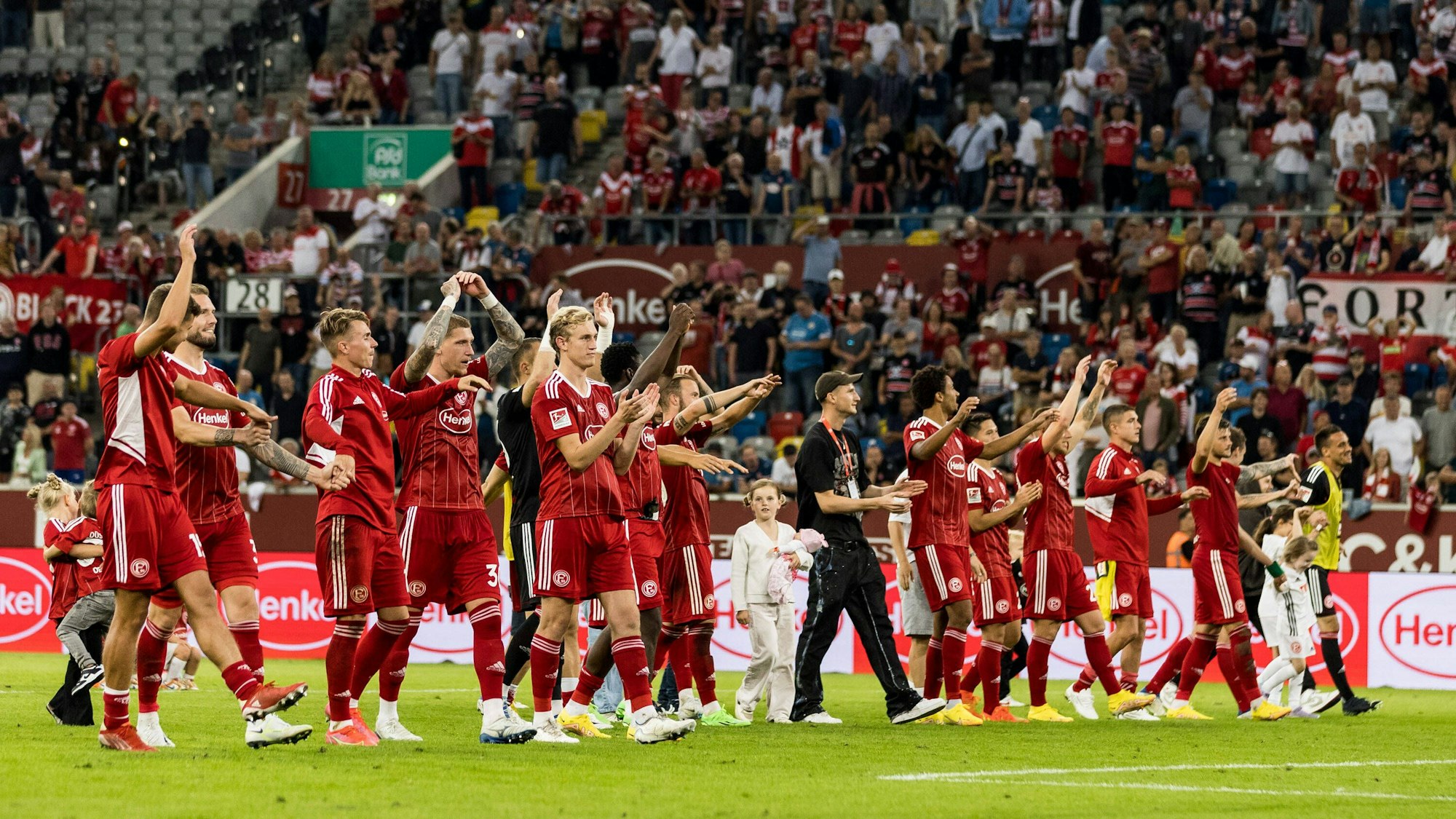 Die Mannschaft von Fortuna Düsseldorf feiert mit den Fans am 26. August 2022 den Sieg gegen Jahn Regensburg