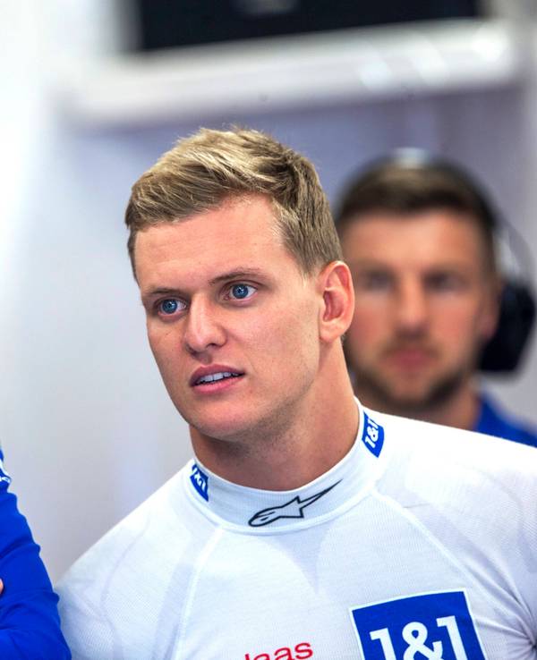 Günther Steiner spricht mit Mick Schumacher.